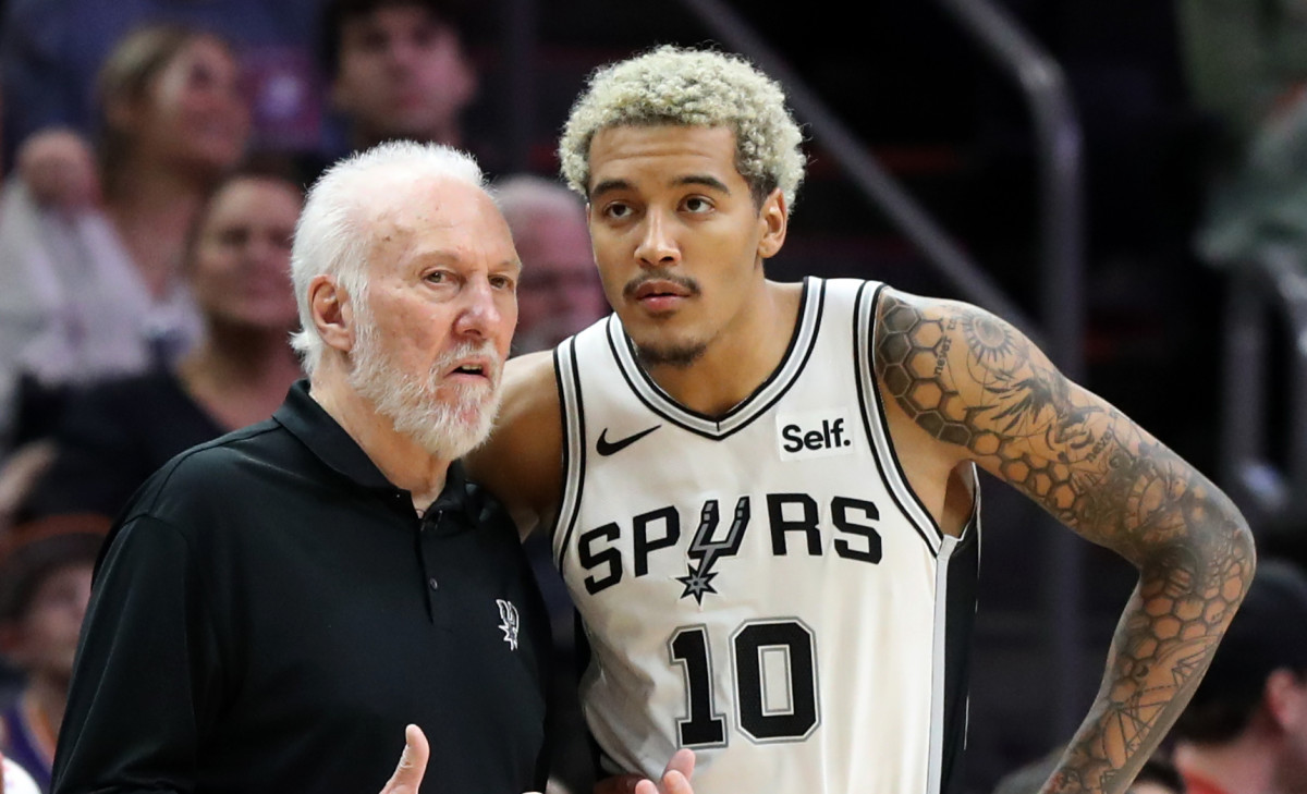 Gregg Popovich (left) and Jeremy Sochan
